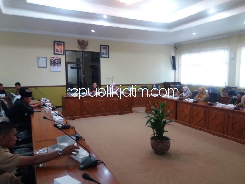 WADUL - Perwakilan honorer Guru Tidak Tetap (GTT) mengadu ke Komisi D DPRD Sidoarjo karena resah dengan ulah Kepala Sekolah (Kasek) yang memecat dan mengangkat honorer seenaknya, Senin (09/04/2018).