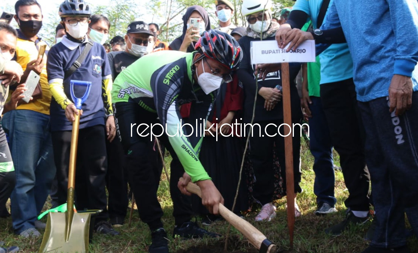 TANAM - Bupati Sidoarjo, Ahmad Muhdlor Ali (Gus Muhdlor) gowes bersama Kepala Kanwil BRI Surabaya, Triswahju Herlina dan jajaran, Forkopimda serta para Kepala OPD Pemkab Sidoarjo untuk menanam 1.000 pohon di JL Raya Jabon - Tlocor, Senin (09/04/2021).