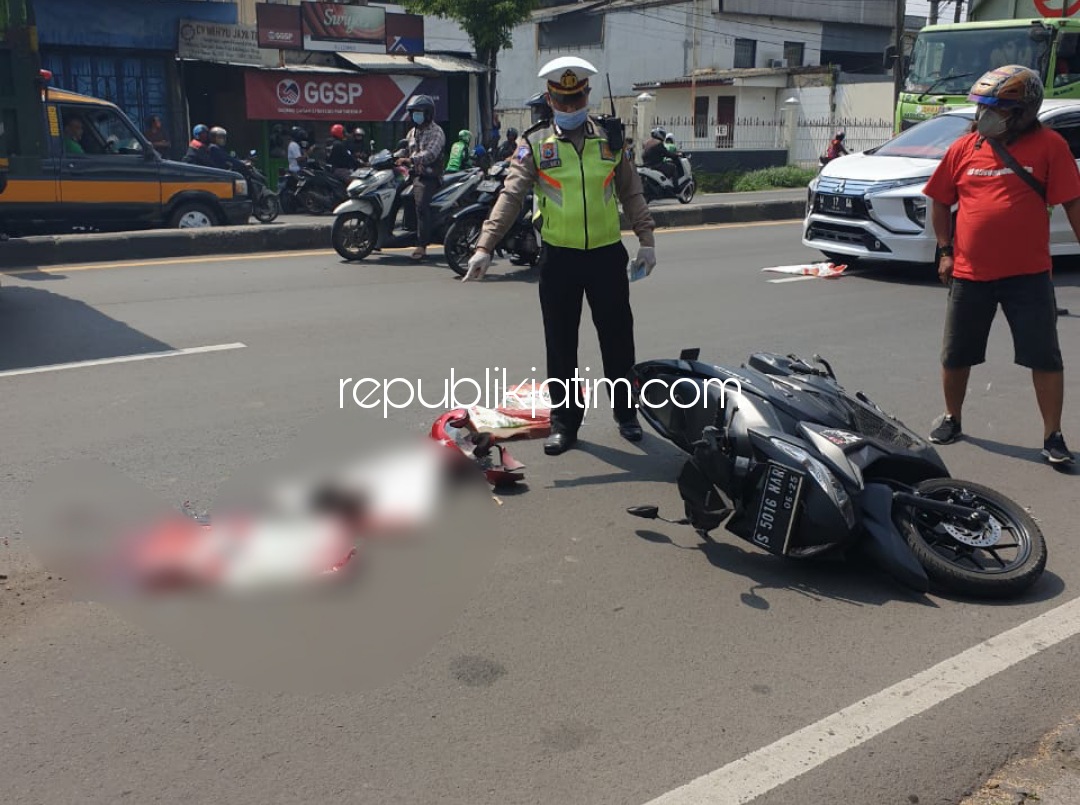 EVAKUASI - Petugas Lantas, Polsek Taman mengevakuasi pengendara motor Honda Vario bernopol S 5016 NAR, Santoso (49) warga Desa Pacet Utara, Kecamatan Pacet, Kabupaten Mojokerto di JL Raya Taman, Sidoarjo usai terlindas truk gandeng, Jumat (09/04/2021).