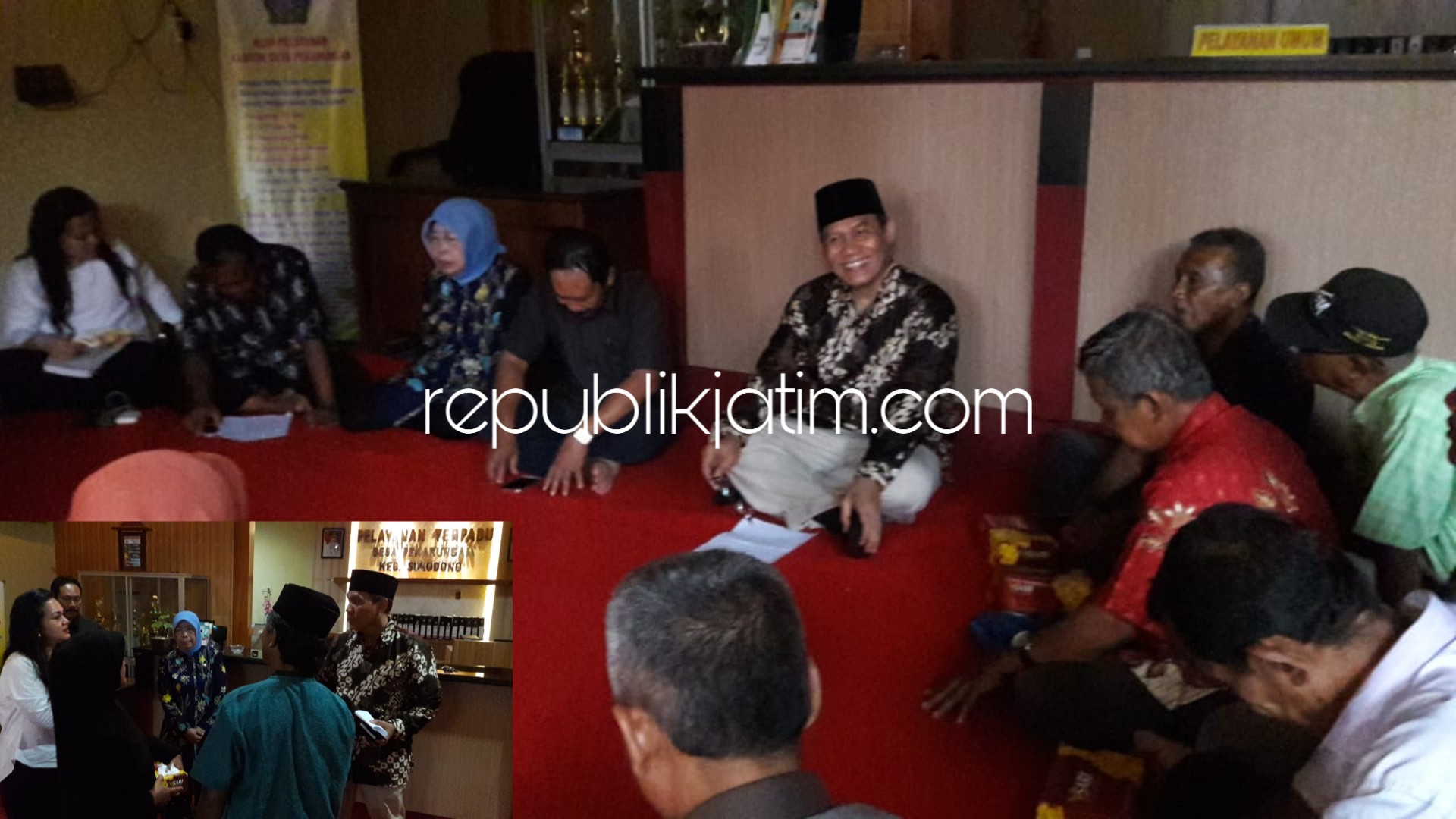DIALOG - Anggota Komisi III DPR RI, Bambang Haryo Soekartono berdialog dengan warga Desa Pekarungan, Pademonegoro, dan Desa Suruh, Kecamatan Sukodono soal pembangunan jalan antar desa program PISEW di Balai Desa Pekarungan, Selasa (09/04/2019) petang.