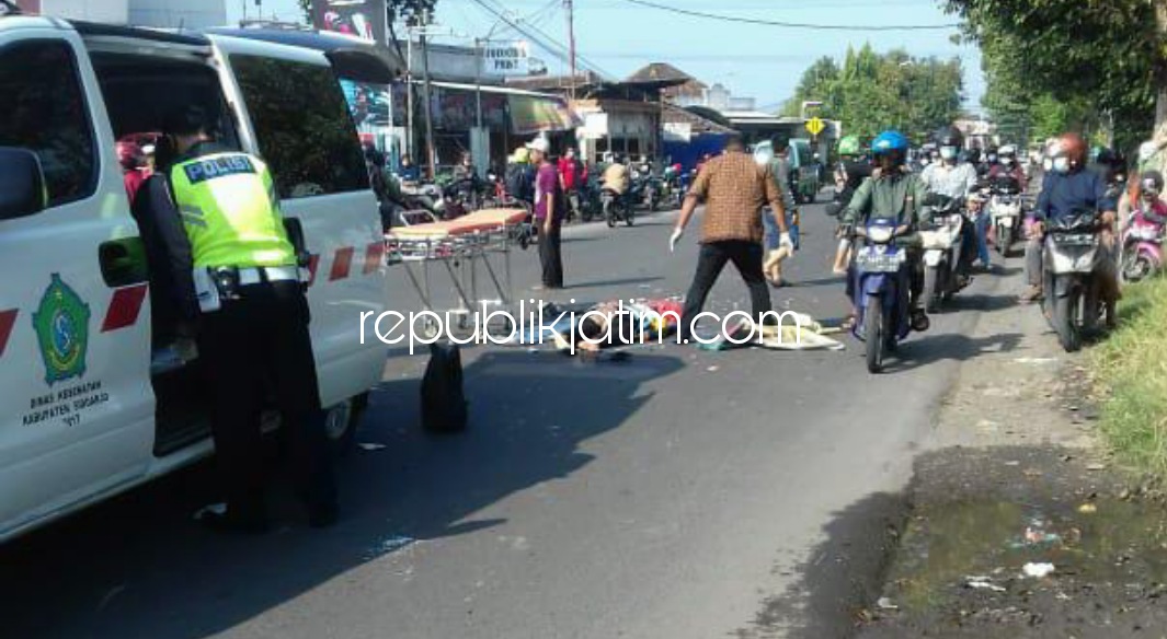 EVAKUASI - Sejumlah petugas mengevakuasi jenazah korban kecelakaan, Puji Puput Raharjo (33) pengendara motor Honda New CB bernopol L 4781 LH warga Gayungan, Surabaya di JL Raya Desa Ponokawan, Kecamatan Krian, Sidoarjo, Jumat (09/04/2021).