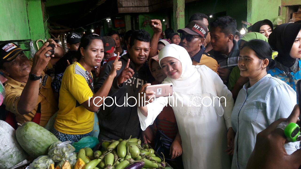 KUNJUNGAN - Cagub Jawa Timur, Khofifah Indar Parawansa bersama rombongan mengunjungi Pasar Wadungasri, Kecamatan Waru, Sidoarjo dan mendapatkan keluhan para pedagang soal kondisi infrastruktur pasar yang memperihatinkan, Selasa (10/04/2018).