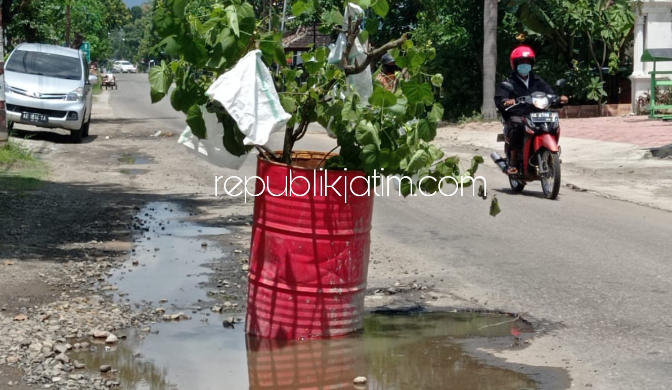 BERLUBANG - Warga Desa Bancar, Kecamatan Bungkal terpaksa memasangi drum (tong) di lokasi jalan rusak berlubang jalur utama Bungkal - Jetis, Sabtu (10/04/2021). 