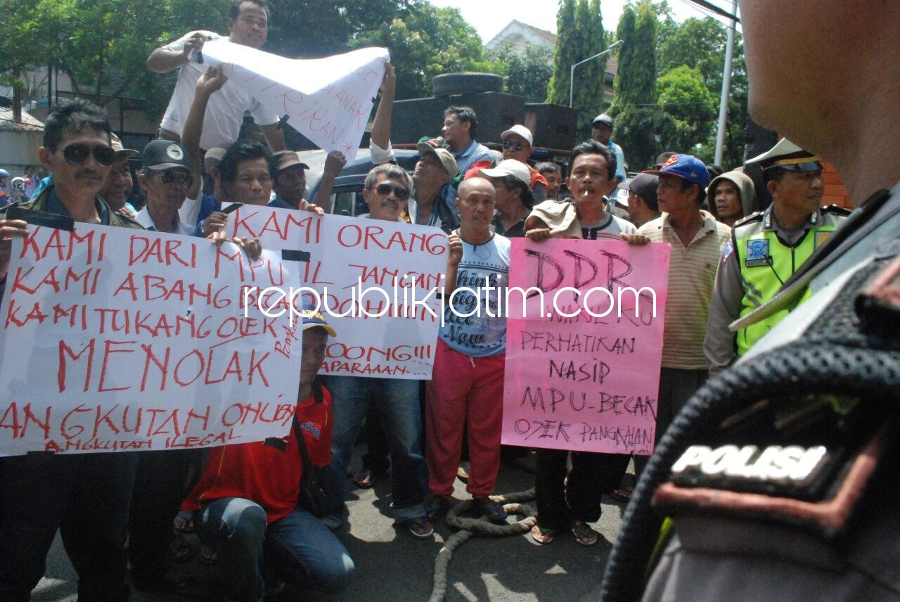 DEMO - Ratusan sopir angkot Kediri - Pare demo ke DPRD Kabupaten Kediri menolak Ojek Online yang beroperasi di wilayah Kediri, Selasa (10/04/2018).
