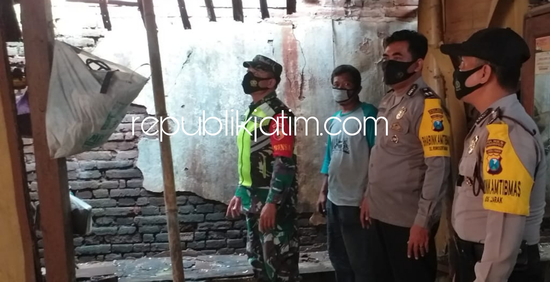 RUSAK - Petugas gabungan dan warga kerja bakti di rumah Hadi Purnomo (36) warga JL Gadung Melati Desa/Kecamatan Siman, Ponorogo yang hancur terdampak guncangan gempa bumi, Sabtu (10/04/2021). 