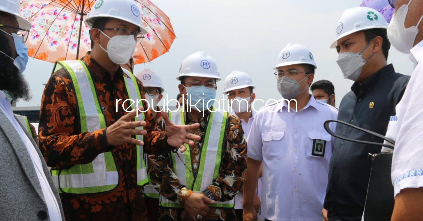 KUNJUNGAN - Bupati Sidoarjo, Ahmad Muhdlor Ali (Gus Muhdlor) mendampingi kunjungan kerja anggota dan pimpinan Komisi V DPRI meninjau Tempat Pembuangan Akhir (TPA) Emision Reduction in Cities (TPA-ERiC) di Jabon, Sidoarjo, Sabtu (10/04/2021). 
