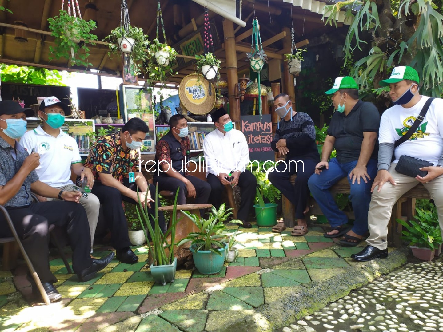 KAMPUNG LITERASI - Bacabup Sidoarjo, Bambang Haryo Soekartono (BHS) singgah ke Kampung Literasi, Dusun Tebel Barat, Desa Tebel, Kecamatan Gedangan, Sidoarjo untuk melihat perkembangan dan aktivitas di kampung penumbu minat baca ini, Kamis (09/04/2020).