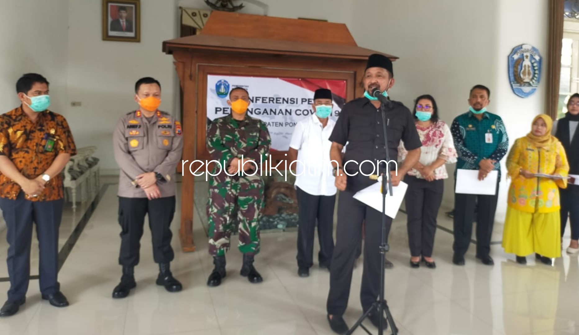 BERTAMBAH - Bupati Ponorogo, Ipong Muchlissoni menyampaikan tambahan pasien Covid-19 di Ponorogo yang bertambah dua orang hingga jadi total ada lima orang dengan kondisi makin membaik, Kamis (09/04/2020).