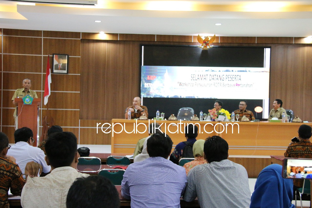 BAHAS RDTR - Badan Perencanaan Pembangunan Daerah (Bappeda) Pemkab Sidoarjo bersama tim Ikatan Ahli Perencanaan (IAP) Jawa Timur membahas Rencana Detail Tata Ruang (RDTR) Berbasis Pertanahan, Senin (09/04/2018).