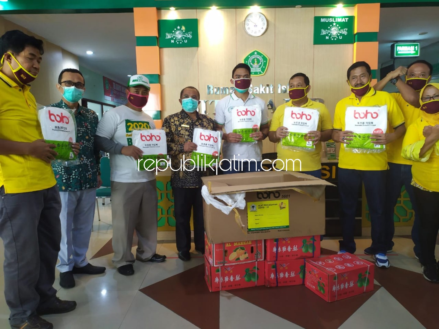 SERAHKAN - Ketua DPD Partai Golkar Sidoarjo, Warih Andono dan tim BHS menyerahkan bantuan APD ke manajemen Rumah Sakit Siti Hajar Sidoarjo, Sabtu (11/04/2020).