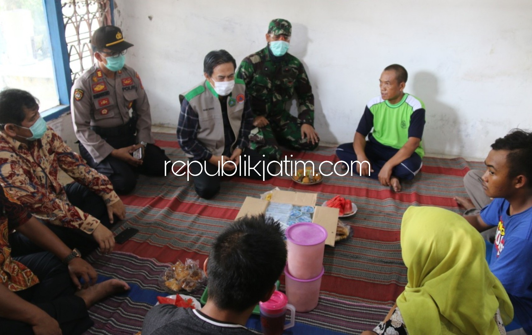 KUNJUNGAN - Ketua Gugus Tugas Covid-19 Sidoarjo, Nur Ahmad Syaifuddin mengunjungi dan memastikan PDP Rukhiyati (44) warga Desa Watutulis, Kecamatan Prambon, Sidoarjo yang meninggal dunia beberapa hari lalu statusnya negatif Covid-19, Sabtu (11/04/2020).