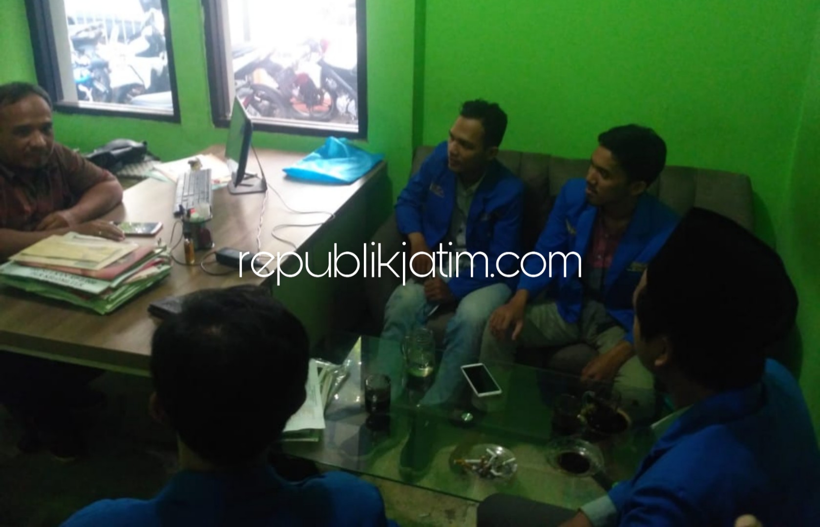 KONSULTASI - Pemantau Pemilu Independen PMII (PPIP) Sidoarjo berkonsultasi soal temuan dugaan indekasi money politic (politik uang) beberapa calon legislatif dengan bagi-bagi uang dan sembako, Kamis (11/04/2019).