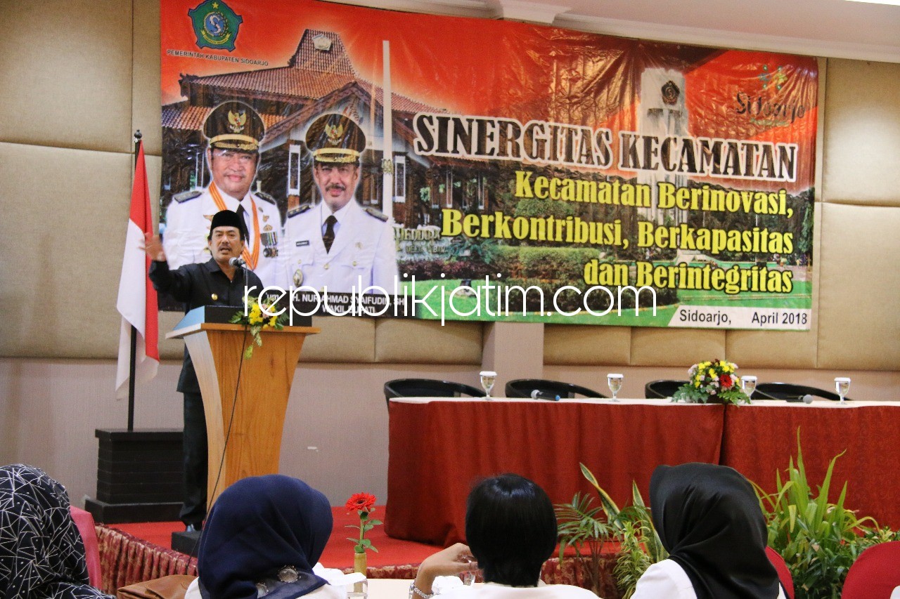 PAPARAN - Wakil Bupati Sidoarjo, Nur Ahmad Syaifuddin memberikan pemaparan mengenai pelayanan publik yang menjadi parameter utama kinerja kecamatan di Sun City Hotel Sidoarjo, Rabu (11/04/2018).