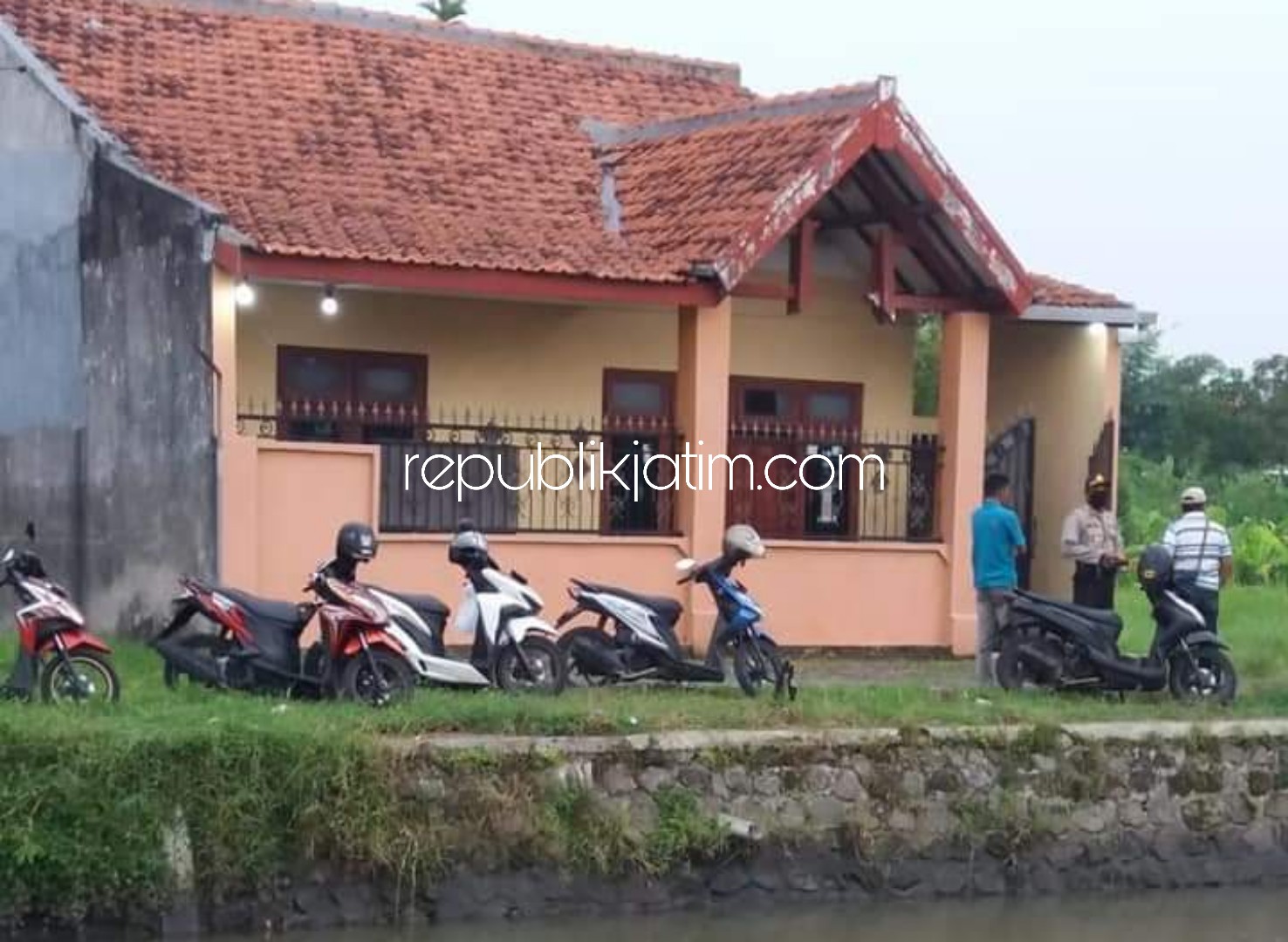 GELEDAH - Tim Densus 88 Anti Teror Mabes Polri menggerebek sebuah rumah di Dusun Bogem, Desa Kebonagung, Sukodono, Sidoarjo, Sabtu (11/04/2020) sore.