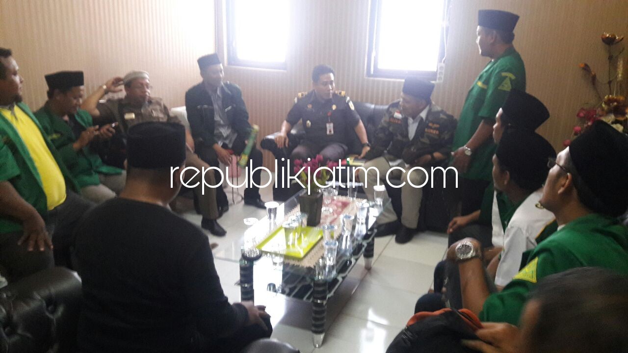 LURUK - Belasan anggota GP Ansor Sidoarjo meluruk Kejari Sidoarjo dan ditemui Kasi Pidum, I Wayan Sumertayasa di ruang Pidum terkait kematian tahanan Polsek Buduran, Rabu (11/04/2018).