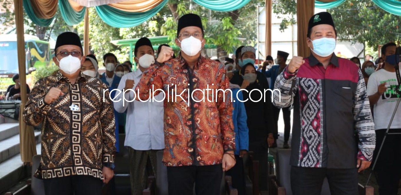 KRITIK - Bupati Sidoarjo, Ahmad Muhdlor Ali (Gus Muhdlor) memastikan terbuka dengan masukan dan kritik asalkan konstruktif saat pelatikan PMII Unusida di Aula Dinas Kepemudaan, Olahraga dan Pariwisata Pemkab Sidoarjo, Minggu (11/04/2021).