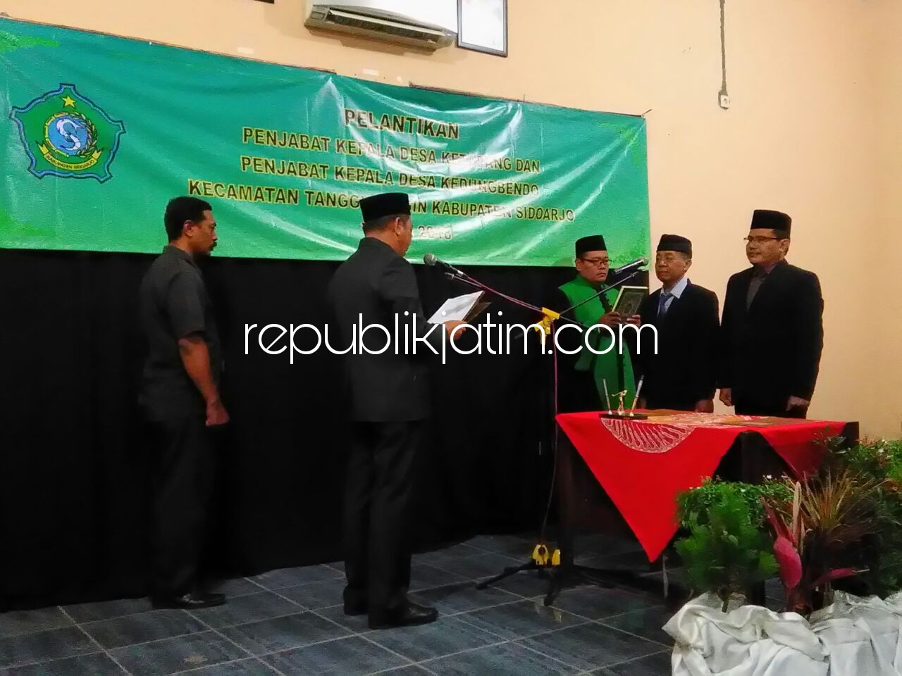 LANTIK - Camat Tanggulangin, Didik Widoyoko melantik Kades Kepatang, Mujianto dan Kades Kedungbendo, Kurniawan di Kecamatan Tanggulangin, Selasa (10/04/2018) malam.