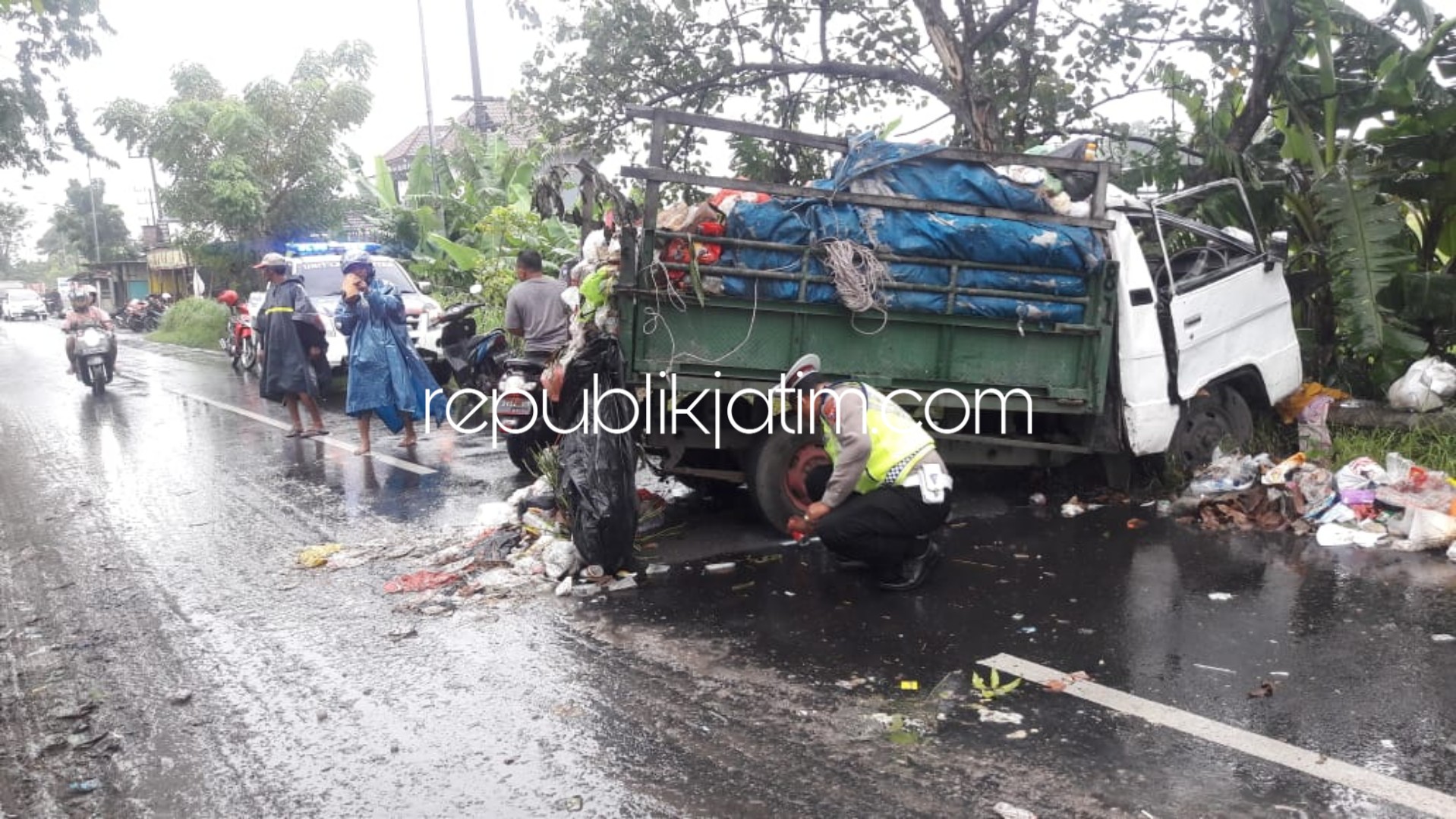 OLAH TKP - Kanit Laka, Satuan Lantas, Polresta Sidoarjo, AKP Sugeng Sulistyono memimpin olah TKP pikup tabrak pohon di JL Raya Desa Candinegoro, Kecamatan Wonoayu, Sidoarjo, Kamis (11/04/2019).