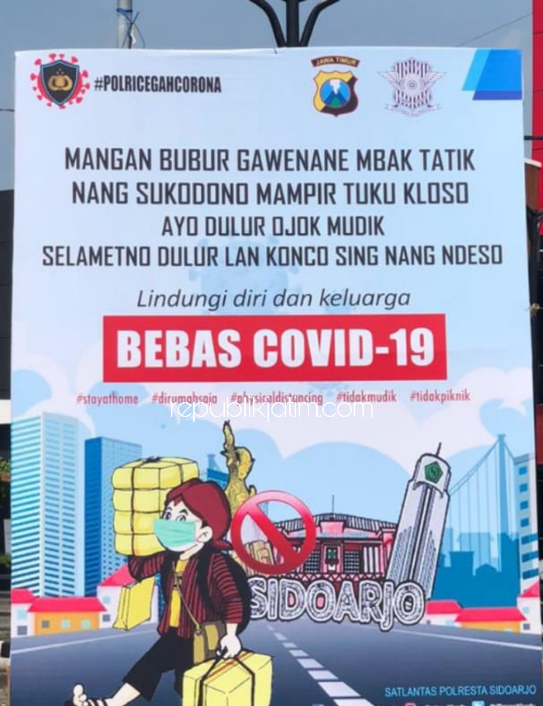 HIMBAUAN - Polresta Sidoarjo memasang sejumlah poster himbauan agar warga tidak mudik untuk memutus mata rantai penyebaran Covid-19, Jumat (10/04/2020).