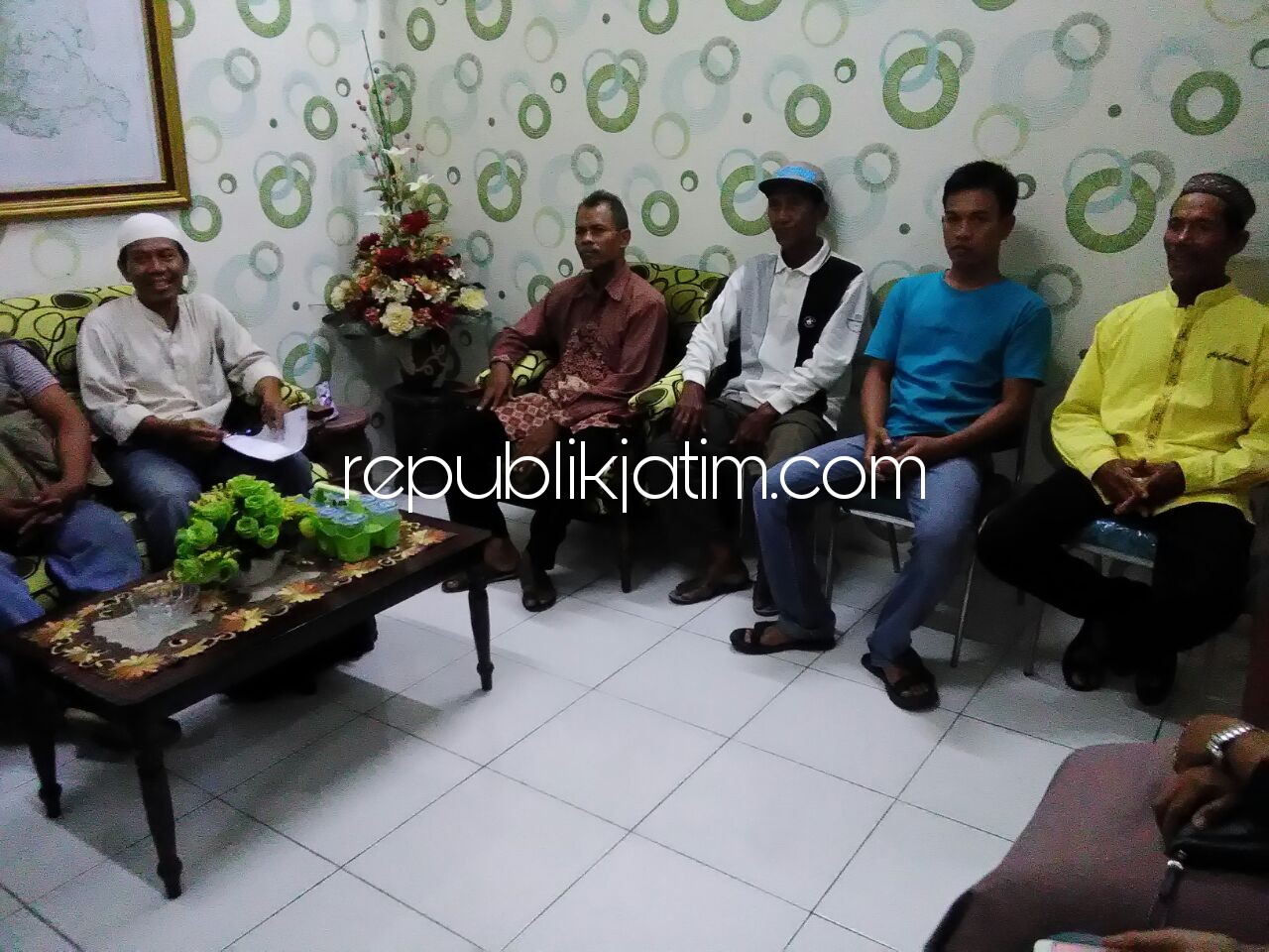 LAPORAN - Sekitar 15 warga Desa Gempolsari, Kecamatan Jabon, mendatangi kantor Kejari Sidoarjo untuk melaporkan kasus dugaan pungutan Prona 2013 dan 2014 serta PTSL 2017 dan diterima Kasi Intel, Idham Khalid, Kamis (12/04/2018).