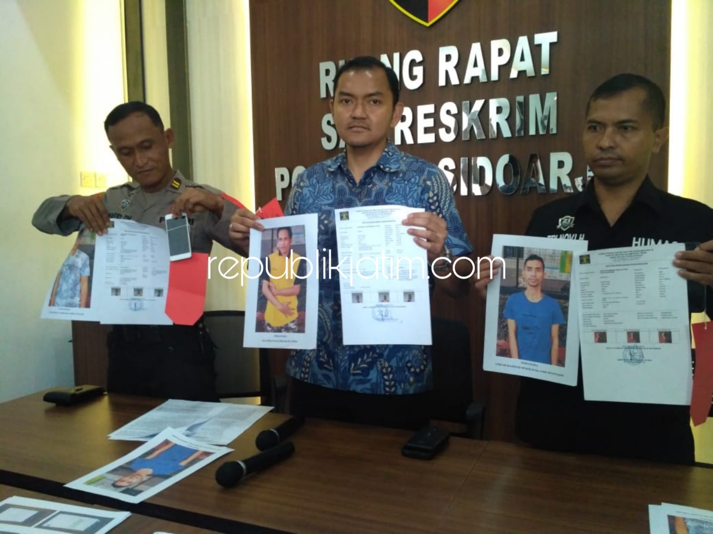 BONGKAR - Kasat Reskrim, Polresta Sidoarjo, Kompol Muhammad Harris menunjukkan foto 3 narapidana kasus narkoba yang melakukan penipuan boking hotel ternama di Sidoarjo melalui sistem online, Jumat (12/04/2019).