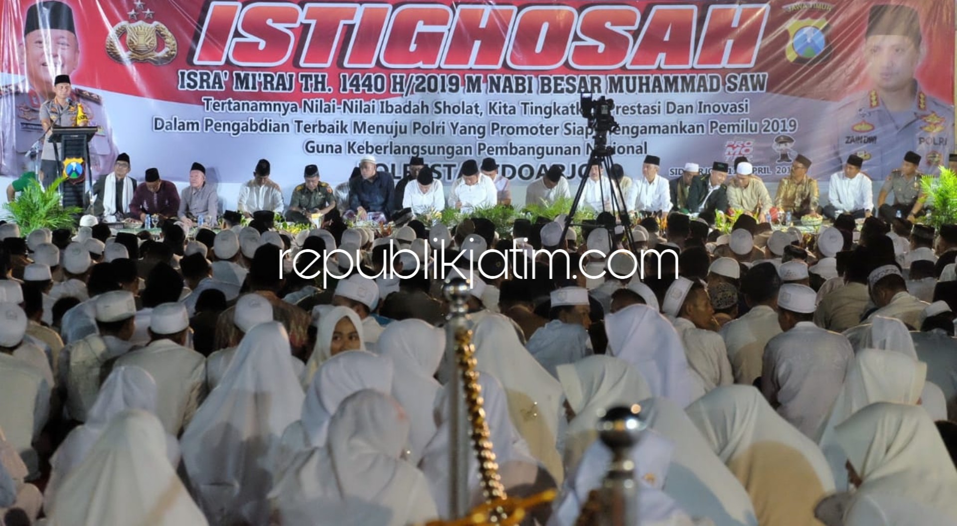 ISTIGOTSAH - Polresta Sidoarjo dan Forkopimda menggelar Istigotsah dan Doa Bersama untuk Pemilu 2019 Aman, Damai dan Kondusif di halaman Polresta Sidoarjo, Kamis (11/04/2019) malam.