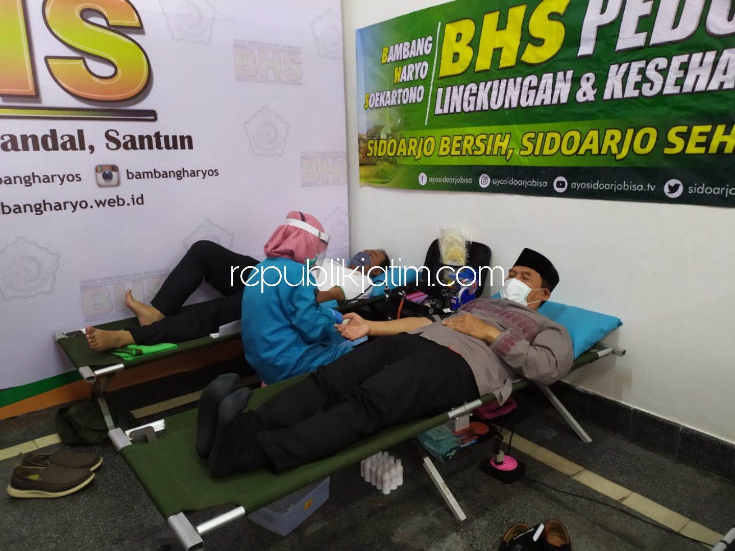DONOR - Bacabup Sidoarjo Bambang Haryo Soekartono (BHS) menggelar donor darah menggandeng PMI Sidoarjo dan ratusan relawan agar stok darah di Sidoarjo tetap aman saat stok menurun karena rendahnya pendonor darah sejak pandemi Covid-19, Senin (13/04/2020).