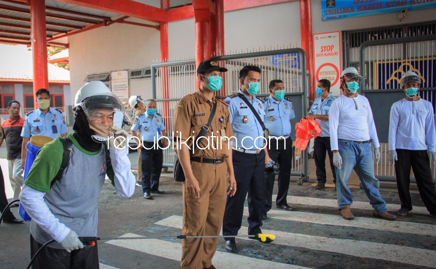 PENYEMPROTAN - Sebanyak 16 petugas melaksanakan penyemprotan disinfektan di seluruh ruang Lapas Kelas I Surabaya di Desa Kebonagung, Kecamatan Porong, Sidoarjo, Senin (13/04/2020).