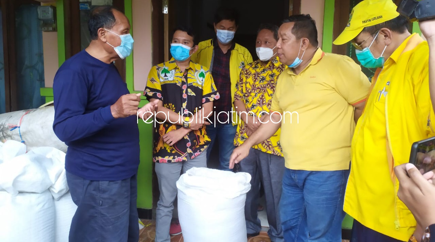 BORONG - Ketua DPD Golkar Sidoarjo, Adam Rusydi bersama empat anggota dan pimpinan Fraksi Golkar DPRD Sidoarjo memborong beras milik Karsono warga Desa Simo Angin-Angin, Kecamatan Wonoayu, Sidoarjo, Selasa (13/04/2021). 