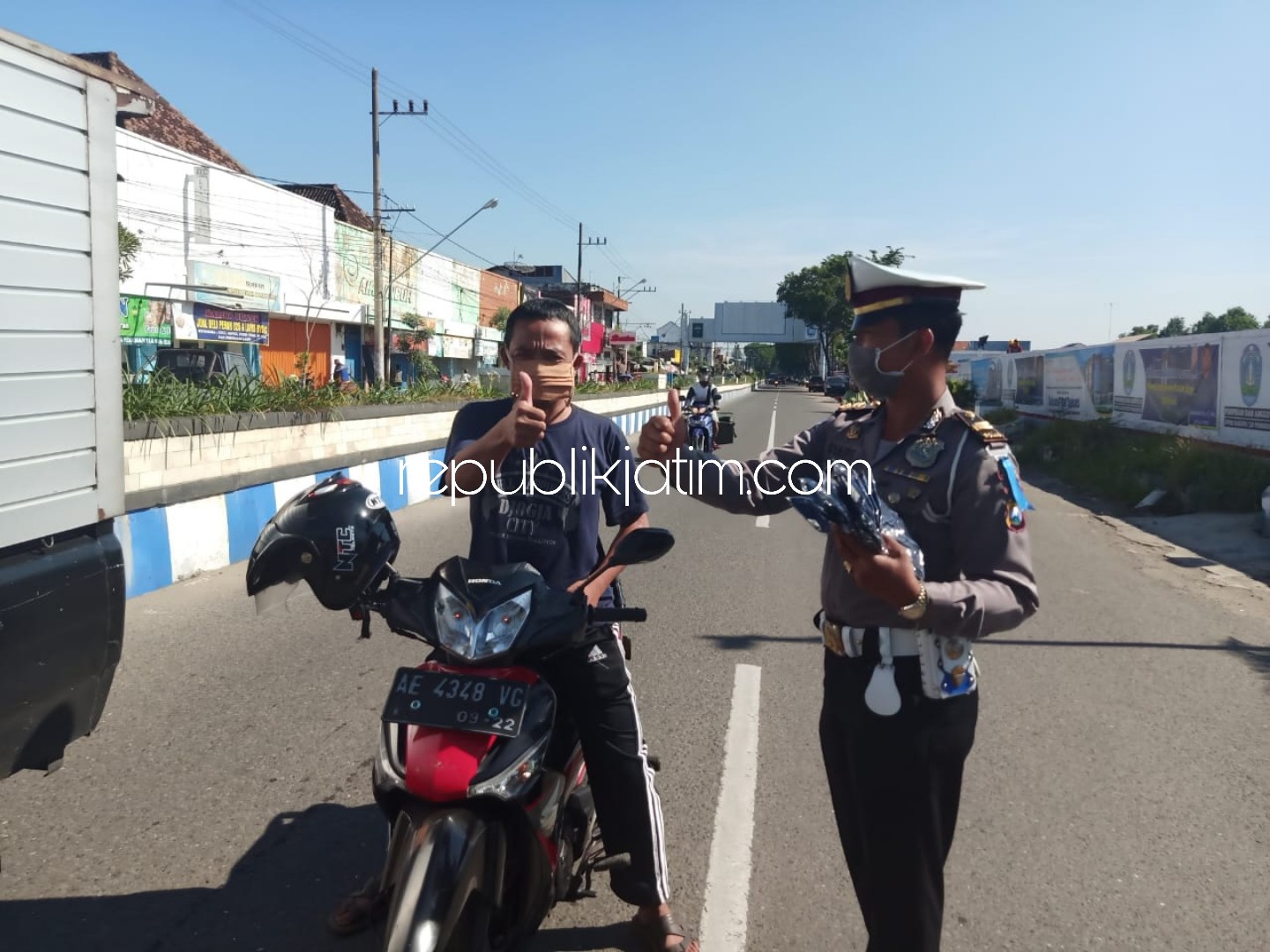 SERIBU MASKER - Selain Operasi Keselamatan Semeru 2020, tim Satuan Lantas Ponorogo turut berbagi seribu masker bagi pengendara motor dan pengguna jalan, Senin (13/04/2020).