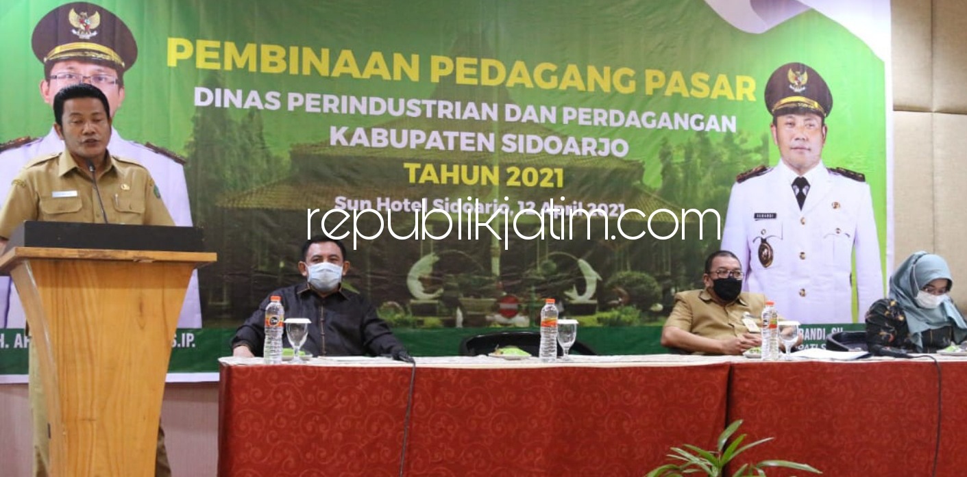 PELATIHAN - Dinas Perindustrian dan Perdagangan (Disperindag) Pemkab Sidoarjo menggelar Pembinaan Pedagang Pasar di Sun Hotel Sidoarjo, Senin (12/04/2021).