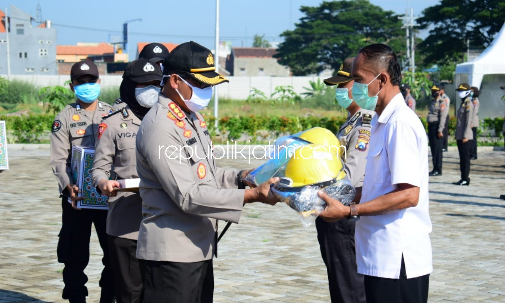BAGIKAN - Kapolresta Sidoarjo Kombes Pol Sumardji menyerahkan Alat Pelindung Diri (APD) Penanganan Covid-19 dan paket sembako ke seluruh polsek jajaran di Polresta Sidoarjo, Senin (13/04/2020).