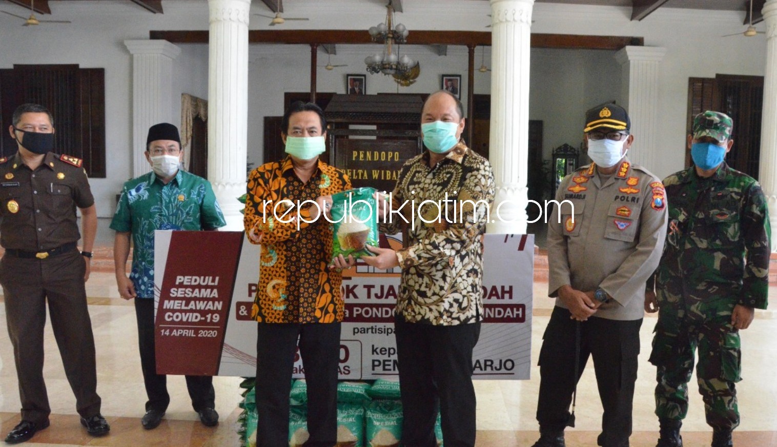 SEMBAKO - Direktur PT Pondok Tjandra Indah, Glenn Wijaja Sugiharto menyerahkan bantuan 20 ton beras ke Wakil Bupati Sidoarjo, Nur Ahmad Syaifuddin di Pendopo Delta Wibawa sebagai bentuk kepedulian sosial dalam penanganan Covid-19, Selasa (14/04/2020).