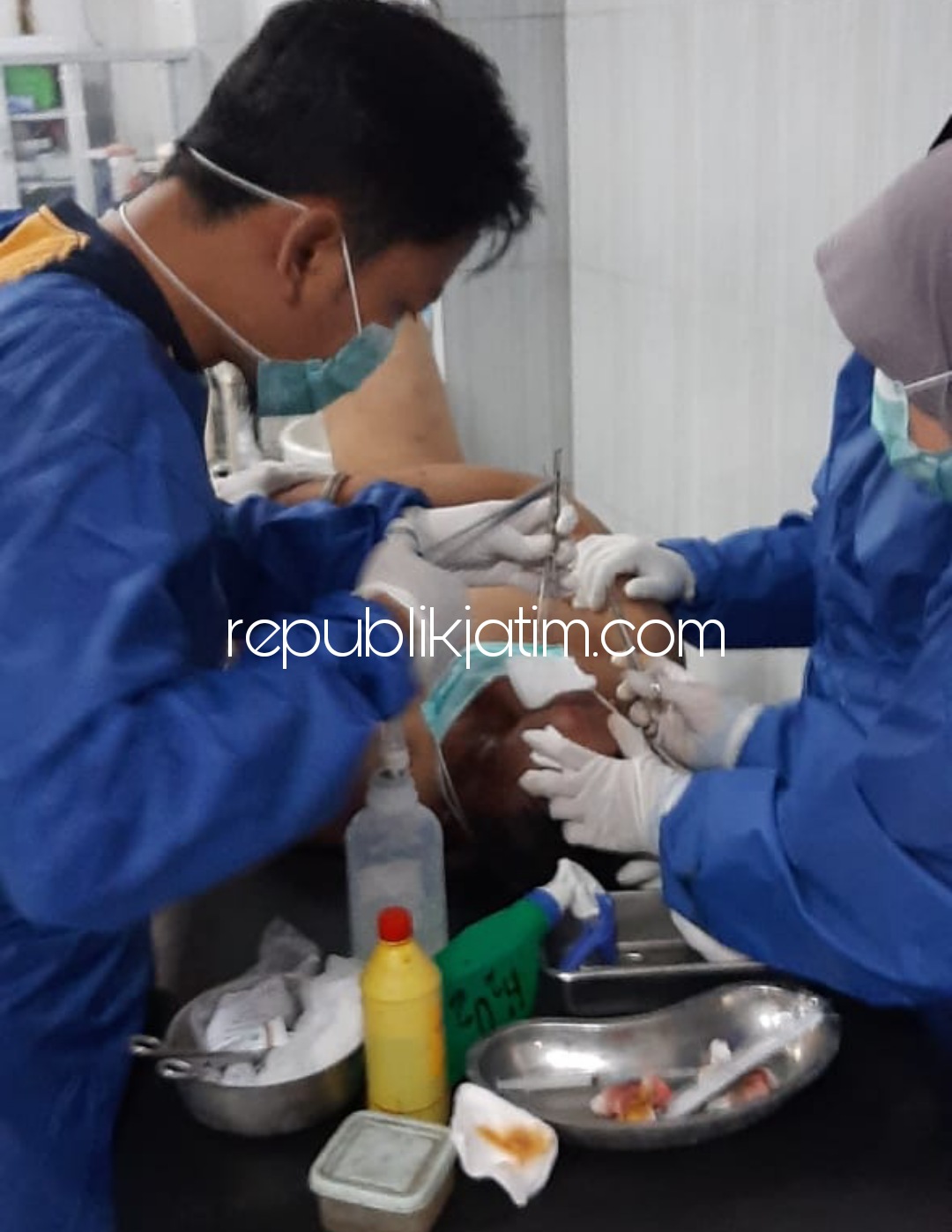 DIRAWAT - Pelaku pencurian, Imam Rifai (56) warga asal Desa Golo Lero RT 6/ 3, Kecamatan Logo Ranaka Timur, Kabupaten Manggarai Timur NTT saat menjalani perawatan tim medis akibat di massa warga, Rabu (14/04/2021). 