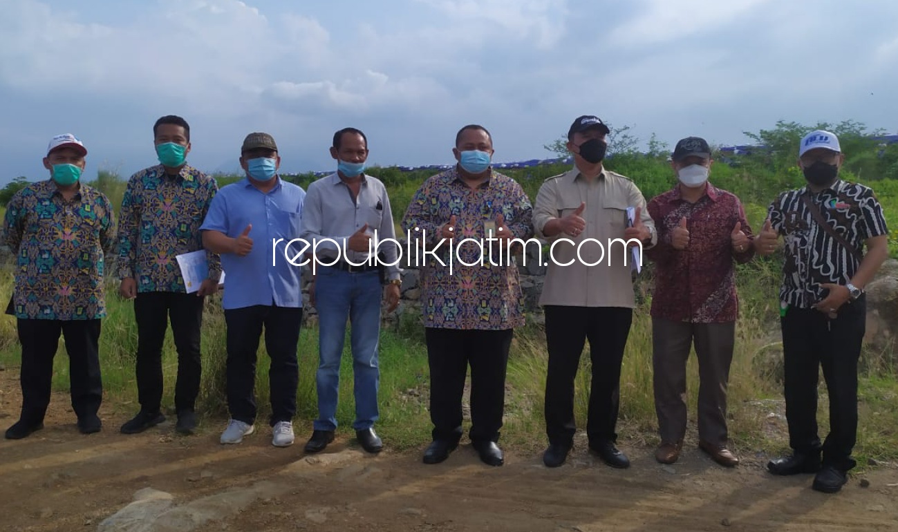 CEK - Anggota Dewan Pakar DPP Partai Gerindra, Bambang Haryo Soekartono (BHS) didampingi para pejabat PPLS mengecek kondisi tanggul Lumpur Lapindo yang rawan jebol paska kejadian gempa di Malang Selatan kemarin, Rabu (14/04/2021). 
