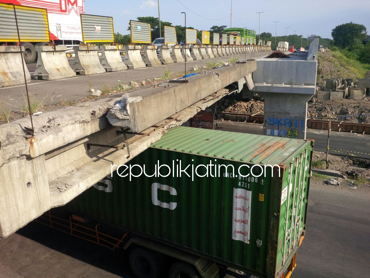 RUSAK - Girder Tol Jati yang terlihat rusak dan retak-retak karena sering terbentur kendaraan besar berukuran 4,1 meter lebih, Sabtu (14/04/2018).