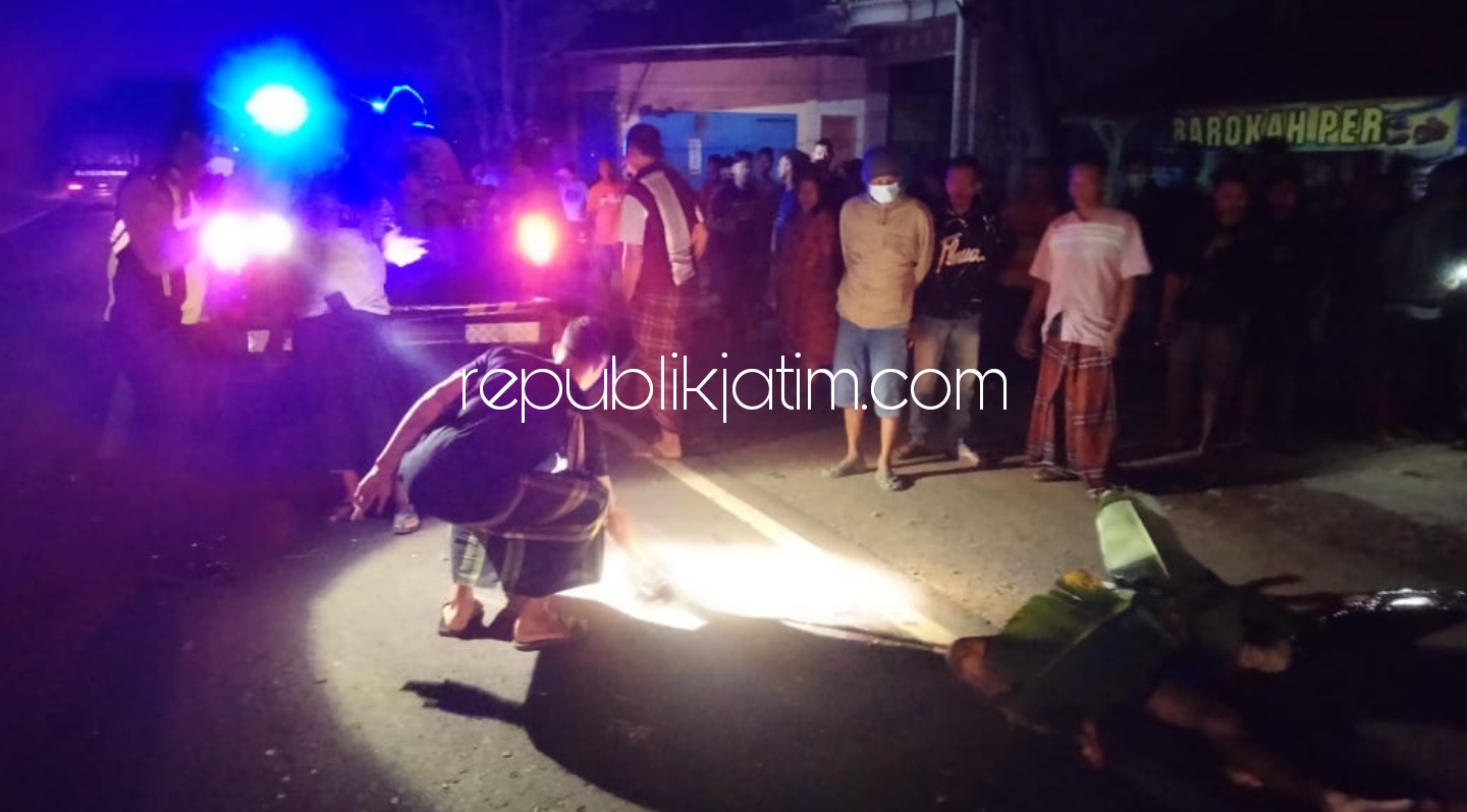 EVAKUASI - Petugas Polsek Sambit mengevakuasi pengendara motor Honda Supra bernopol AE 5984 SF, Muhammad Chovid Varik Mubarok (20) dan Celsi Alfian Frisdianka (14) yang jadi korban tabrak lari di JL Raya Ponorogo - Trenggalek, Selasa (13/04/2021) malam.
