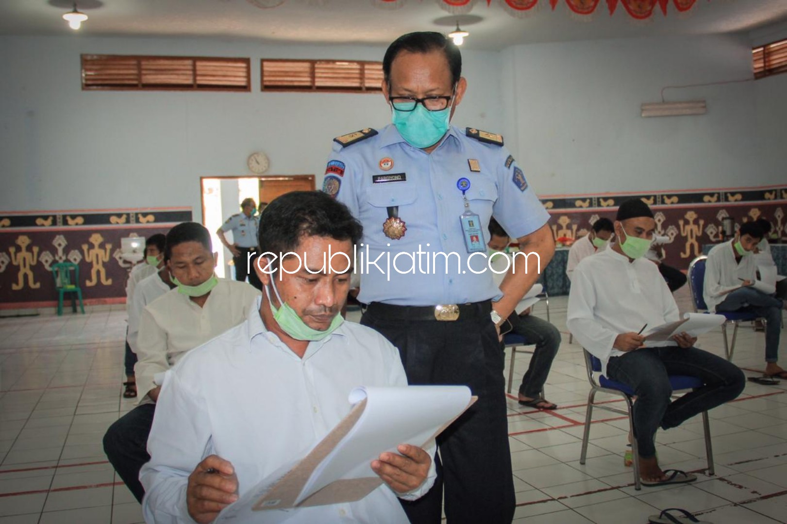 UJIAN - Kadiv Pemasyarakatan Kanwil Kemenkumham Jatim, Pargiyono mengecek pelaksanaan Ujian Kejar Paket bagi 30 Warga Binaan Pemasyarakatan (WBP) alis narapidana di Aula MD Arifin Lapas Porong, Selasa (14/04/2020).