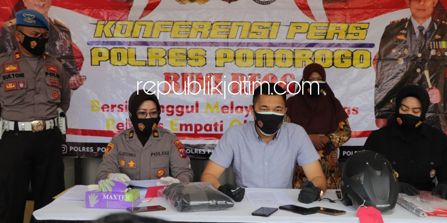 BARANG BUKTI - Kasat Reskrim Polres Ponorogo AKP Hendi Setiadi saat menunjukan barang bukti kasus begal payudara saat merilis perkara di Polres Ponorogo, Rabu (14/04/2021).