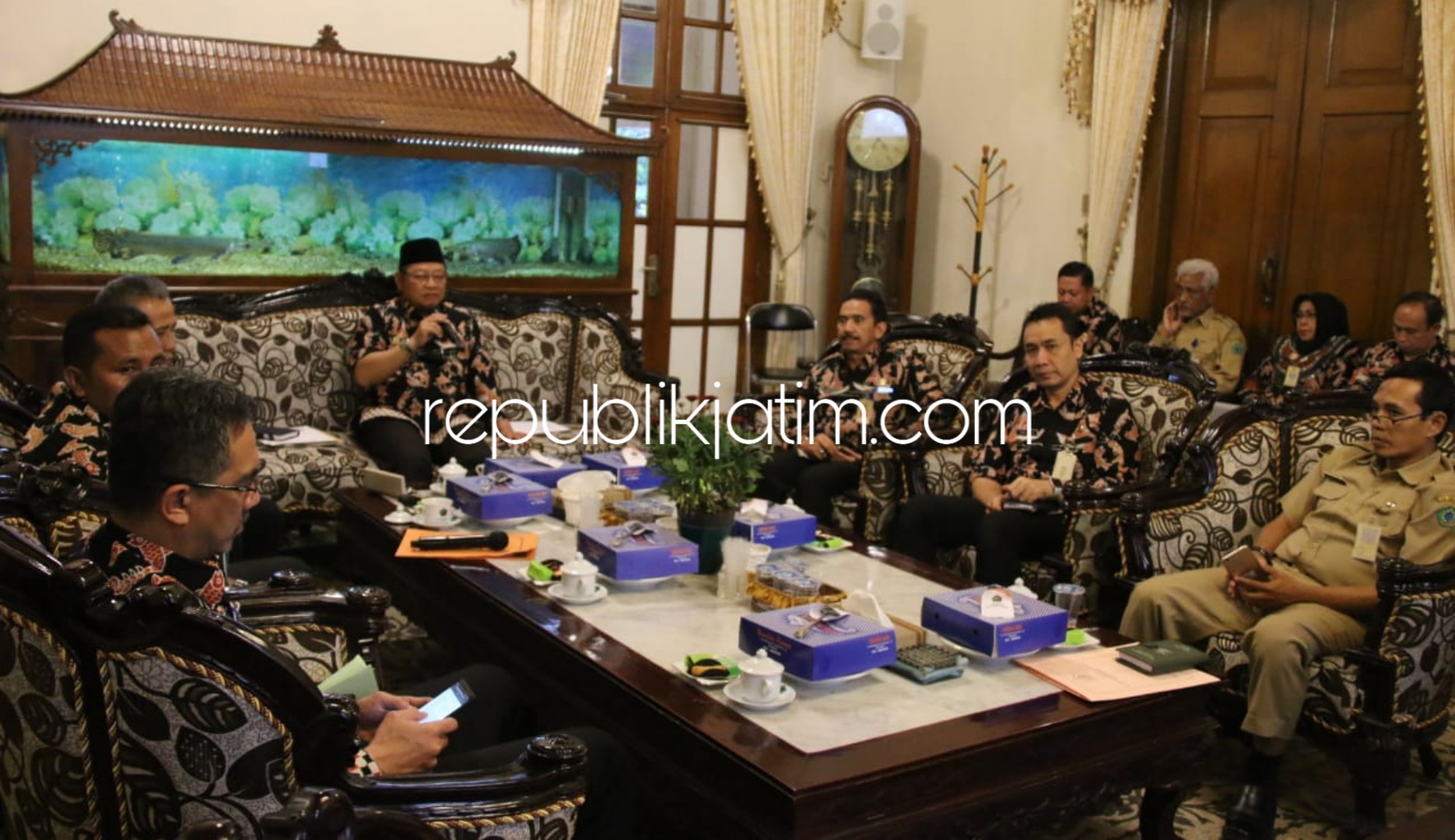 RAKOR - Bupati Sidoarjo, Saiful Ilah memimpin rapat koodinasi (Rakor) serapan pengadaan barang dan jasa di seluruh OPD di lingkungan Pemkab Sidoarjo di Pendopo Delta Wibawa, Senin (15/04/2019) petang.