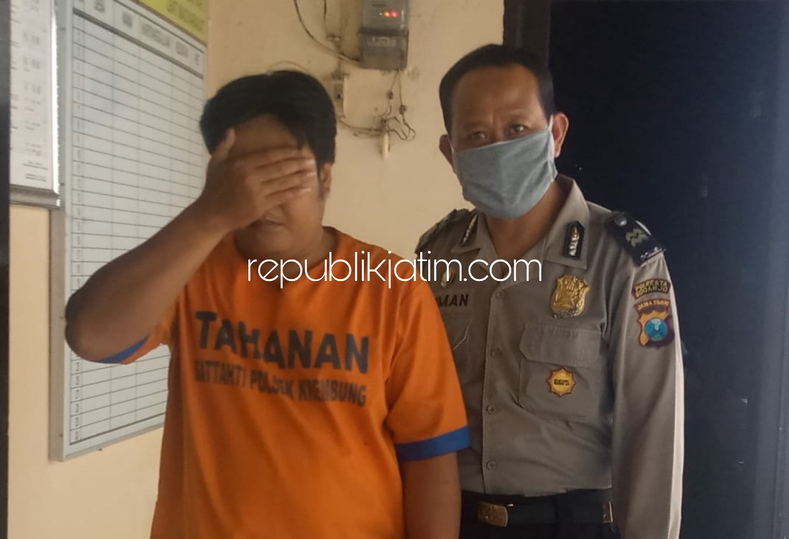 DITAHAN - Tersangka kasus judi Domino, Wardiono digelandang petugas Polsek Krembung beserta barang buktinya, Rabu (15/04/2020). 