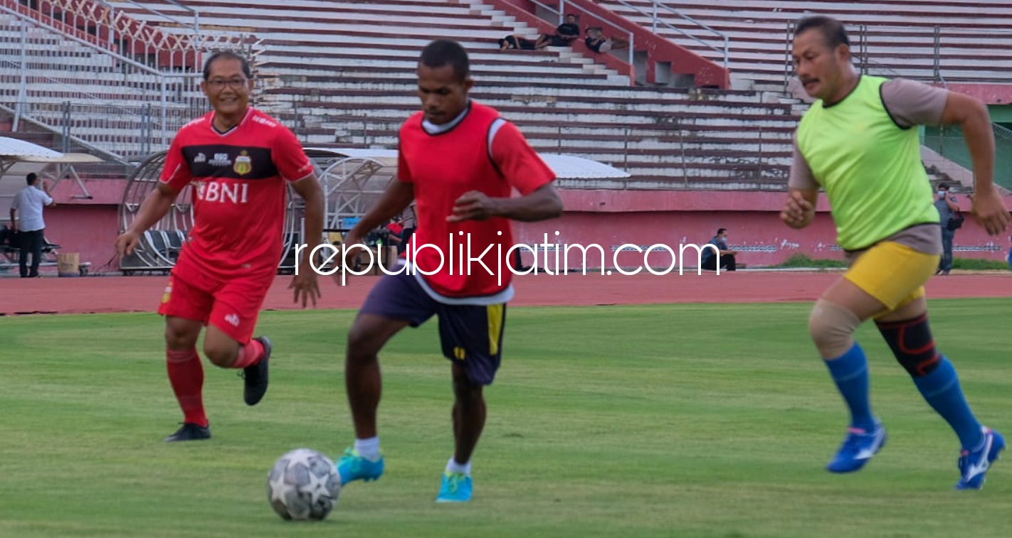 ADUH - Kapolresta Sidoarjo, Kombes Pol Sumardji aduh gocek bola dengan para pelajar Papua di Stadion Gelora Delta Sidoarjo, Kamis (15/04/2021) sore.