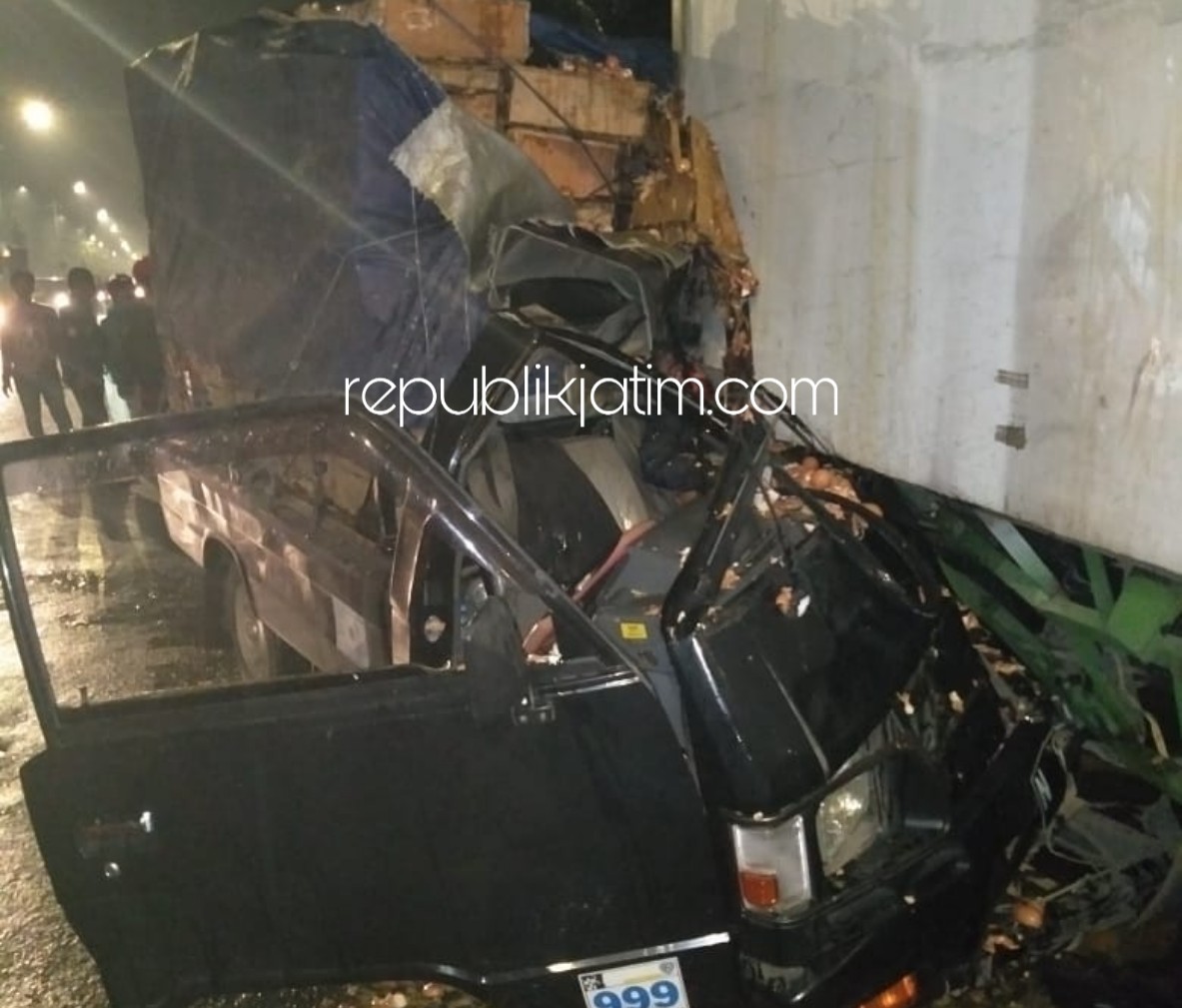 TEWAS - Kenek pik up L300 bernopol N 8496 DH, Wildan  Ari (22) warga Dusun Garotan, Desa Bringin Kecamatan Wajak, Kabupaten Malang meninggal dunia usai menabrak truk bos di JL Raya Tebel, Kecamatan Gedangan, Sidoarjo, Senin (15/04/2019) dini hari.