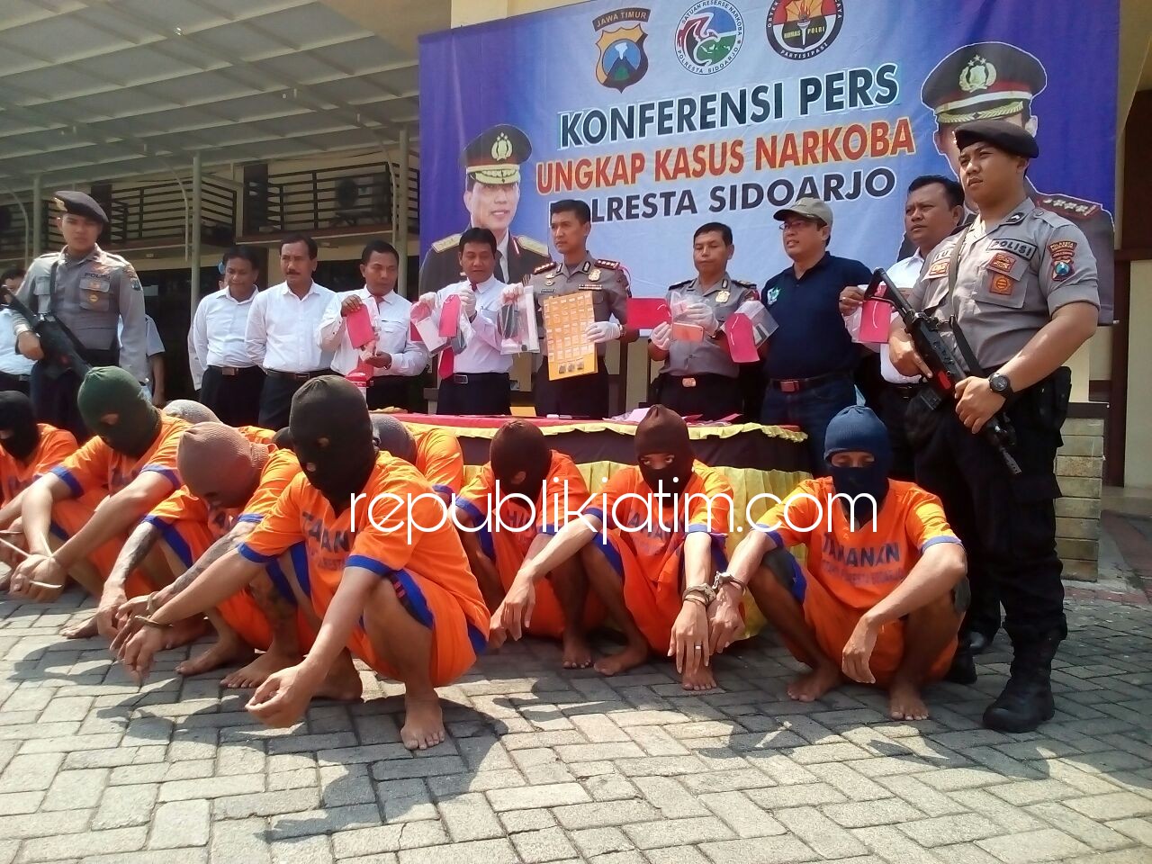 OKNUM PNS - Sebanyak 11 tersangka kasus peredaran narkoba termasuk oknum Pegawai Negeri Sipil (PNS) Dinas Perhubungan Pemkab Sidoarjo aktif dan pensiunan diringkus Satuan Resnarkoba, Polresta Sidoarjo beserta barang buktinya, Senin (16/04/2018).