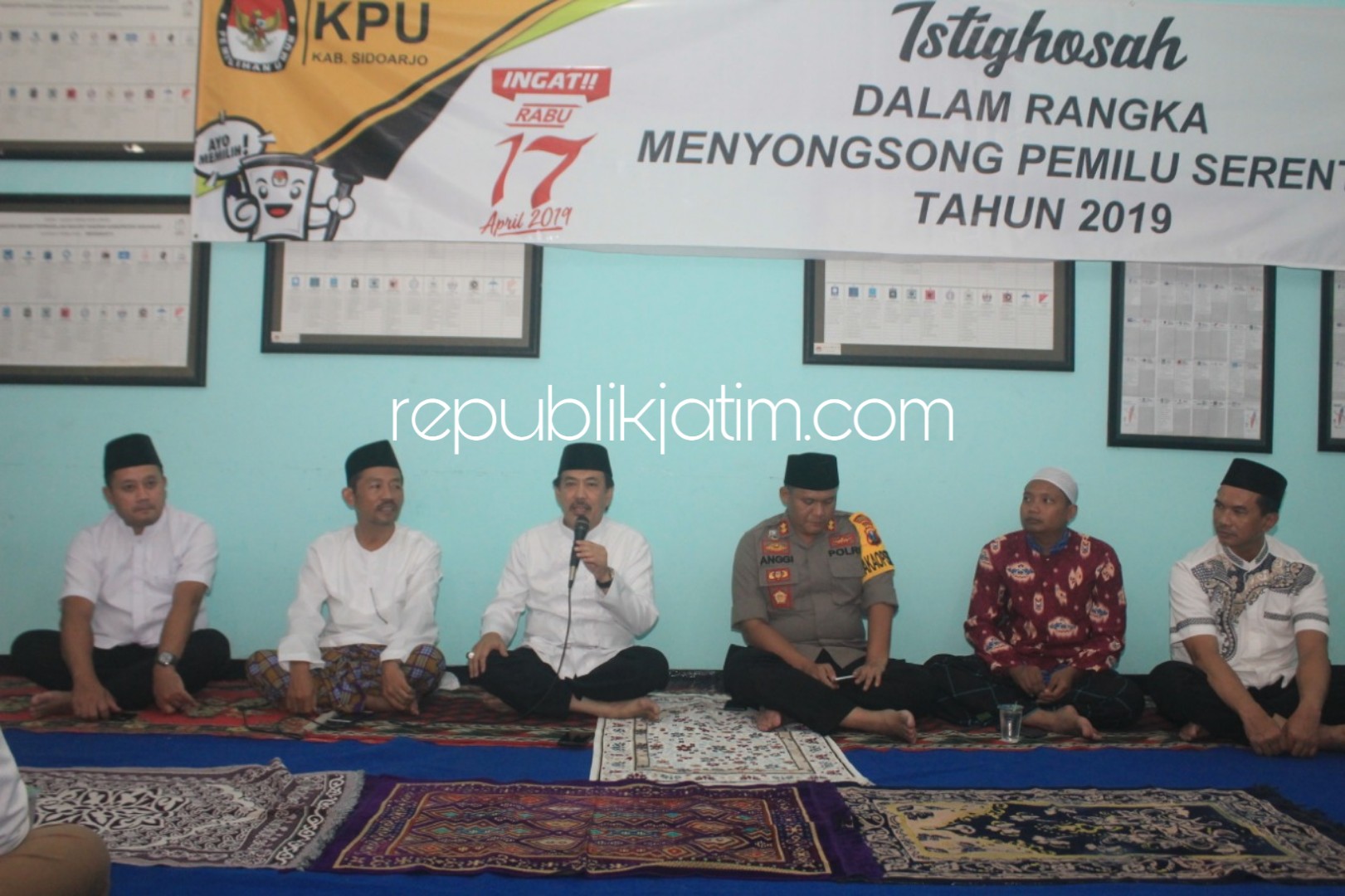 PAPARAN - Wabup Sidoarjo, Nur Ahmad Syaifuddin memberikan pemaparan saat acara Istigotsah di kantor KPU Sidoarjo, Senin (15/04/2019) malam.