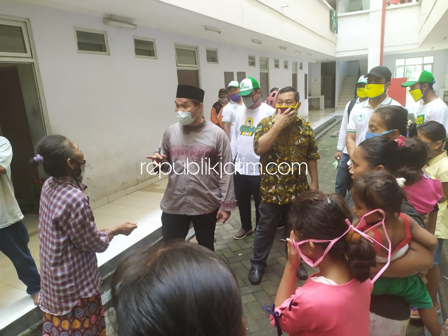 DIALOG - Bacabup Sidoarjo Bambang Haryo Soekartono (BHS) dan Ketua DPD Golkar Sidoarjo, Warih Andono menampung keluhan puluhan Kepala Keluarga (KK) penghuni Rusunawa Desa Tambakkemerakan, Kecamatan Krian, Sidoarjo sejak wabah Covid-19, Kamis (16/04/2020).