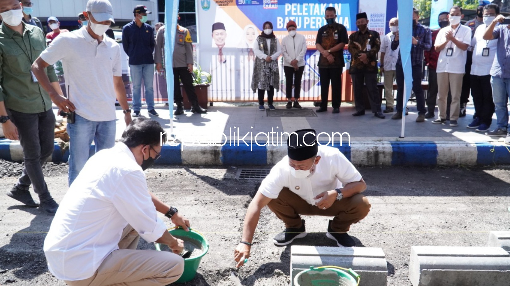 FACE OFF - Bupati Ponorogo, Sugiri Sancoko didampingi Wakil Bupati dan Forkopimda Ponorogo saat peletakan batu pertama pembangunan Face Off JL Cokroaminoto Kota Ponorogo mulai dikerjakan, Jumat (16/04/2021). 