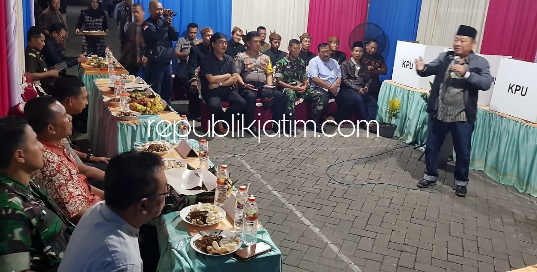 PANTAU - Bupati Sidoarjo, Saiful Ilah memberikan paparan saat memantau TPS 01 Desa Modong, Kecamatan Tulangan bersama Forkopimda, KPU dan Bawaslu, Selasa (16/04/2019) malam.