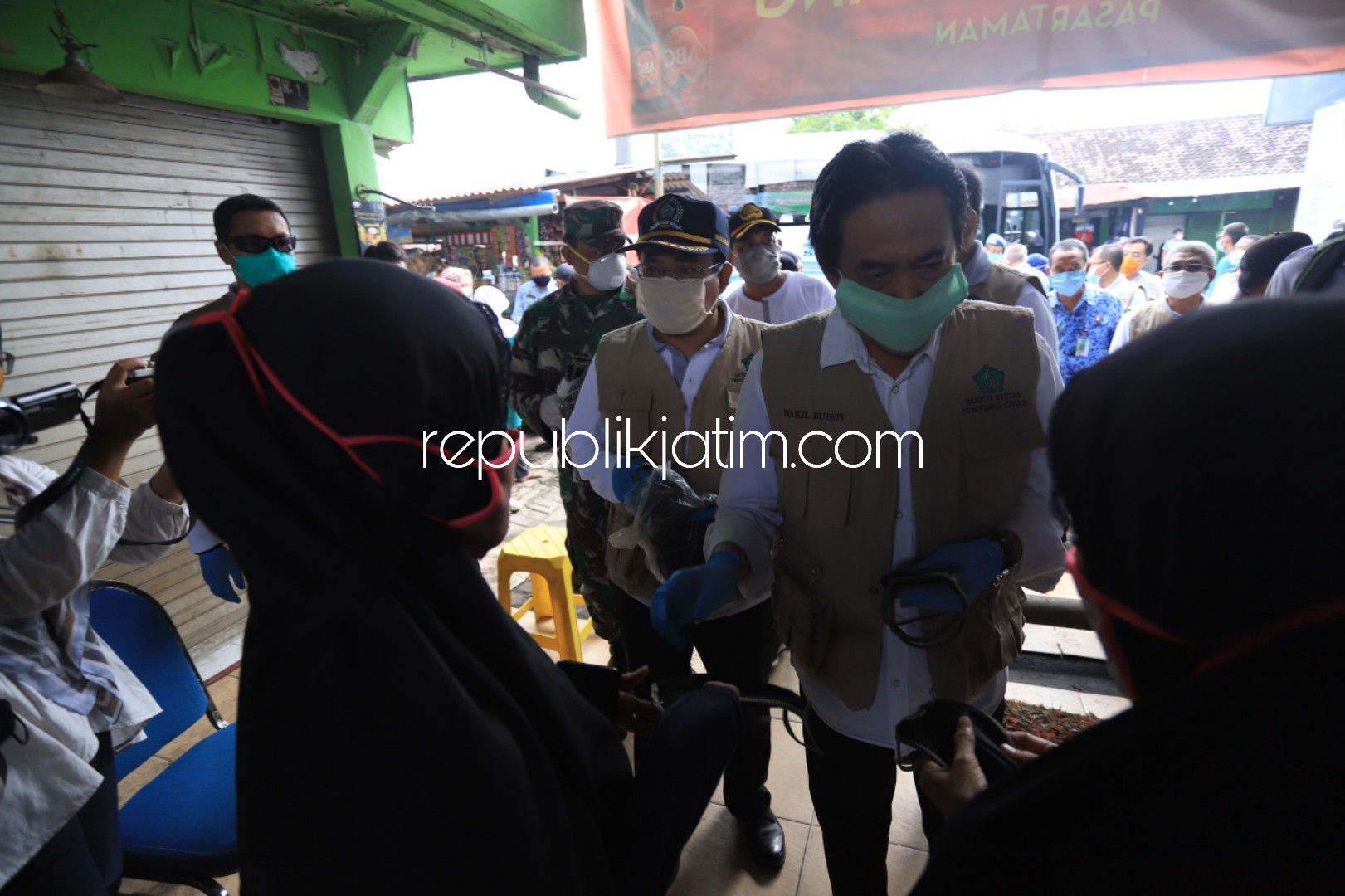 BAGI MASKER - Wabup Sidoarjo, Nur Ahmad Syaifuddin dan Forkopimda Sidoarjo membagikan ribuan masker ke pedagang dan konsumen di Pasar Taman, Sidoarjo, Jumat (17/04/2020).