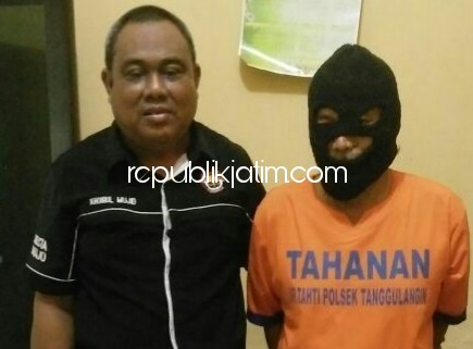 SABU - Tersangka Imam Mustofa beserta barang bukti sabu-sabu seberat 0,31 gram didampingi petugas Polsek Tanggulangin, Selasa (17/04/2018).